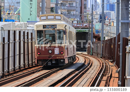 千登世橋方向へ坂を下って走行していく東京さくらトラムの電車 千登世橋方向へ坂を下って走行していく東京さくらトラムの電車 133800189