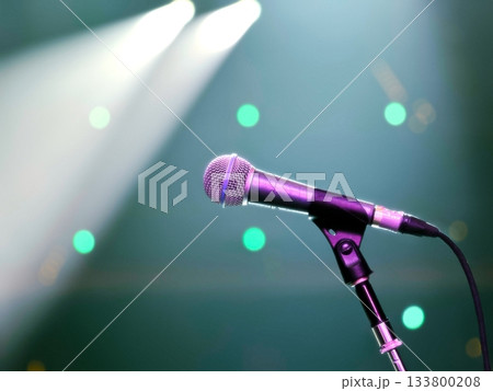 ステージにセットされたヴォーカルマイク 133800208