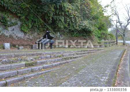 岡城へ続く道路（歩道）のピアノ モニュメント（大分県竹田市） 133800356