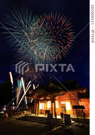 夏の夜空に咲く大輪の花火 夏の夜空に咲く大輪の花火 133800385