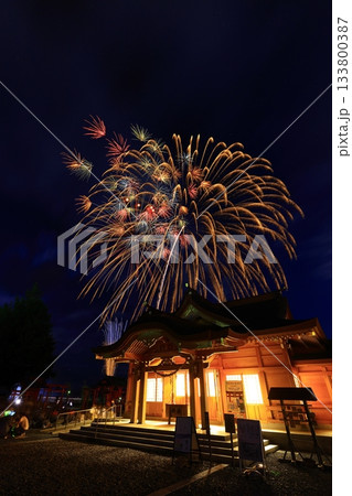 夏の夜空に咲く大輪の花火 夏の夜空に咲く大輪の花火 133800387