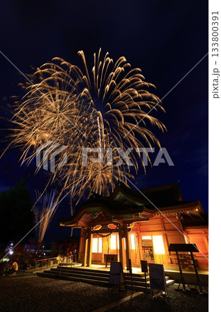 夏の夜空に咲く大輪の花火 夏の夜空に咲く大輪の花火 133800391