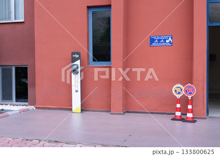 トルコのホテルの電気自動車充電スタンド 133800625