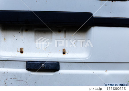 山林に放置されてるナンバープレートの無い放置自動車 133800628