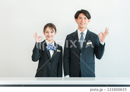 カウンター,フロントで働くコンシェルジュ,ホテリエ,フロントスタッフの男女(ok,おすすめ) カウンター,フロントで働くコンシェルジュ,ホテリエ,フロントスタッフの男女(ok,おすすめ) 133800635