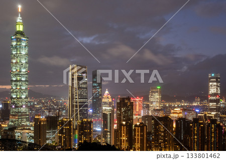 台湾　台北の夜景　象山から 133801462