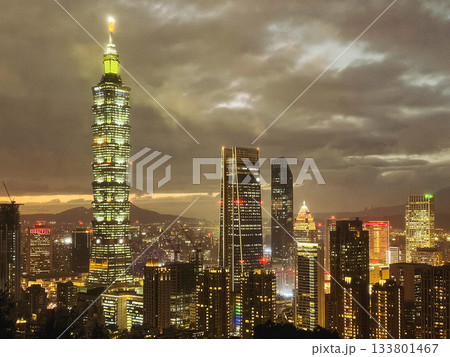 台湾　台北の夜景　象山から 133801467