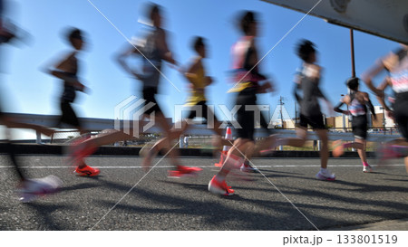 マラソン　坂道を駆け抜けるマラソンランナー　スローシャッターで 133801519
