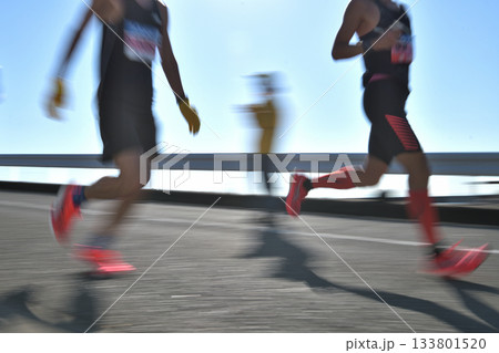 マラソン　坂道を駆け抜けるマラソンランナー　スローシャッターで 133801520