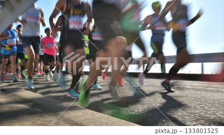 マラソン　坂道を駆け抜けるマラソンランナー　スローシャッターで 133801525
