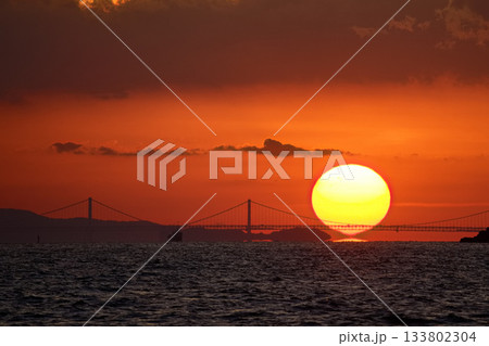 だるま夕日 133802304