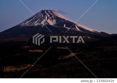 愛鷹山塊の越前岳の十里木高原展望台より 夜明け間近の富士山と宝永火口 愛鷹山塊の越前岳の十里木高原展望台より 夜明け間近の富士山と宝永火口 133802414