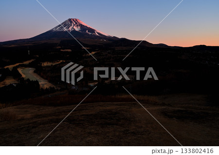 愛鷹山塊の越前岳 十里木高原展望台からの朝日に染まり出す富士山 愛鷹山塊の越前岳 十里木高原展望台からの朝日に染まり出す富士山 133802416