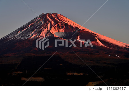 愛鷹山塊の越前岳の十里木高原展望台より 朝日に染まる富士山と宝永火口 愛鷹山塊の越前岳の十里木高原展望台より 朝日に染まる富士山と宝永火口 133802417