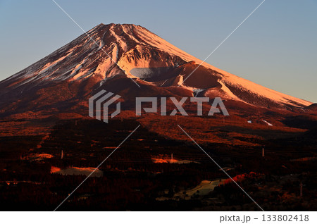 愛鷹山塊の越前岳の十里木高原展望台より 朝焼けに燃える富士山と宝永火口 愛鷹山塊の越前岳の十里木高原展望台より 朝焼けに燃える富士山と宝永火口 133802418
