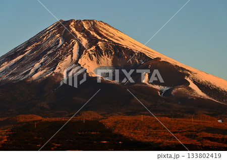 愛鷹山塊の越前岳の十里木高原展望台より 日の出を迎えた富士山と宝永火口 愛鷹山塊の越前岳の十里木高原展望台より 日の出を迎えた富士山と宝永火口 133802419