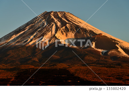 愛鷹山塊の越前岳の十里木高原展望台より 日の出を迎えた富士山と宝永火口 愛鷹山塊の越前岳の十里木高原展望台より 日の出を迎えた富士山と宝永火口 133802420