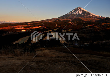 愛鷹山塊の越前岳の十里木高原展望台より 日の出を迎えた富士山 愛鷹山塊の越前岳の十里木高原展望台より 日の出を迎えた富士山 133802421