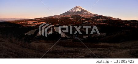 愛鷹山塊の越前岳の十里木高原展望台からのパノラマ写真　朝日を浴びる富士山 133802422