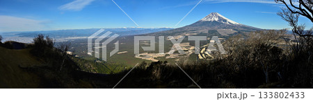 愛鷹山塊の越前岳からのパノラマ写真　駿河湾、南アルプス、富士山 133802433