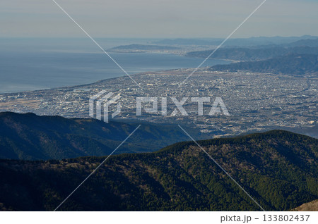 愛鷹山塊の越前岳山頂からの展望　駿河湾と静岡県 133802437