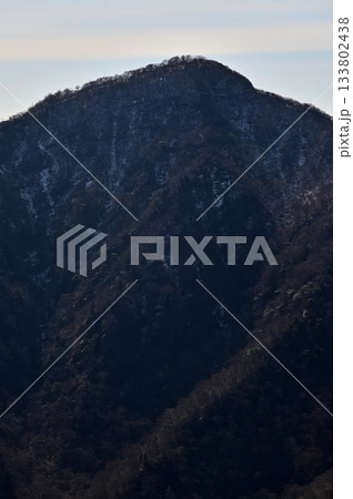 愛鷹山塊　越前岳の北白ガレンより望む位牌岳 133802438