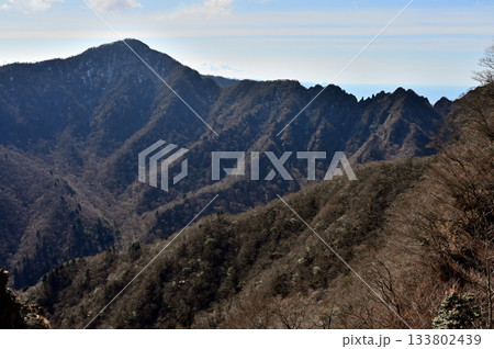 愛鷹山塊の越前岳　北白ガレンより望む位牌岳、鋸岳、蓬莱岳（蓬莱山） 133802439