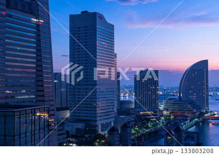 《神奈川県》横浜ベイエリアの夜明け 133803208