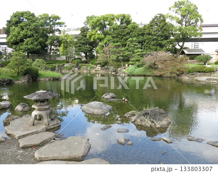 墨田区の旧安田庭園（心字池・雪見灯籠） 133803307