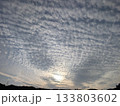 夕暮れの空一面に広がるうろこ雲と沈む夕日 133803602