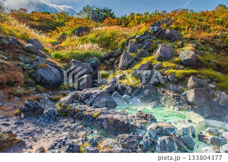 紅葉に染まる須川の源泉 133804377