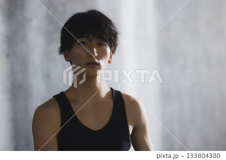 トレーニングする男性　 133804380