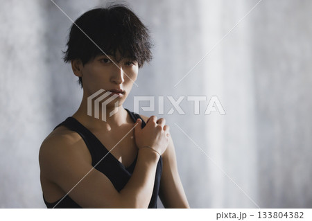 トレーニングする男性　 133804382