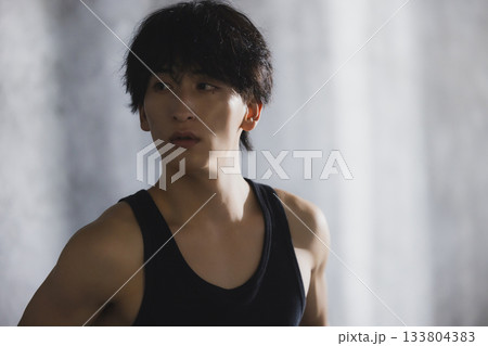 トレーニングする男性　 133804383