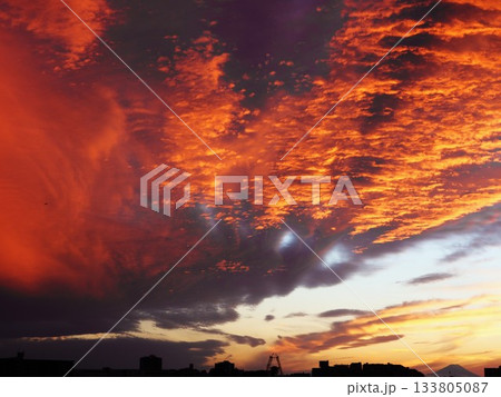川口市の荒川堤から見えた燃えるような夕焼け 133805087