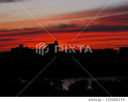 川口市の荒川堤から見えた燃えるような夕焼け 133806154