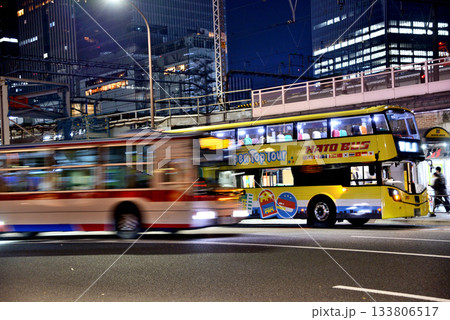 東京駅夕方のはとバス乗り場周辺の景色 133806517