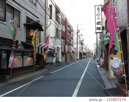 ちゃんこ鍋の店が建ち並ぶ両国の街 133807274