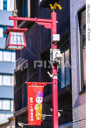 日本の東京都市景観 外国人観光客らで賑わう浅草。浅草寺近く、雷門一之宮商店街の防犯カメラなどを望む 日本の東京都市景観 外国人観光客らで賑わう浅草。浅草寺近く、雷門一之宮商店街の防犯カメラなどを望む 133807496