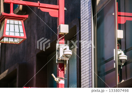 日本の東京都市景観　外国人観光客らで賑わう浅草。浅草寺近く、雷門一之宮商店街の防犯カメラなどを望む 133807498