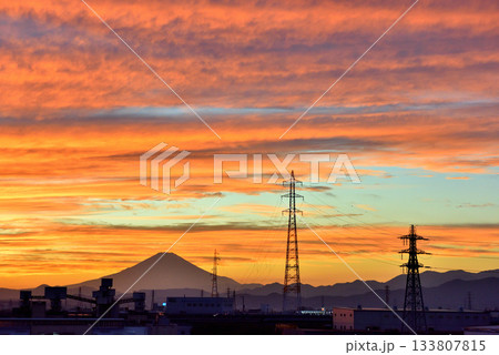 青空とコントラストが美しい夕焼けの空と富士山 青空とコントラストが美しい夕焼けの空と富士山 133807815