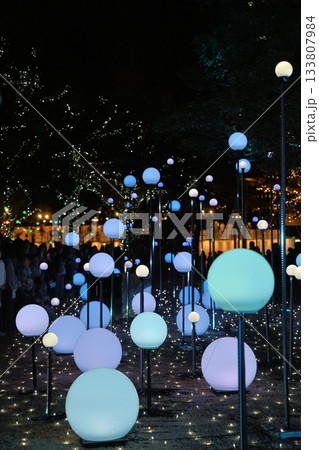 都会を彩るクリスマスのイルミネーション 133807984