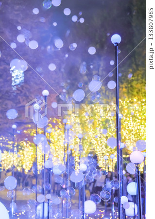 都会を彩るクリスマスのイルミネーション 133807985