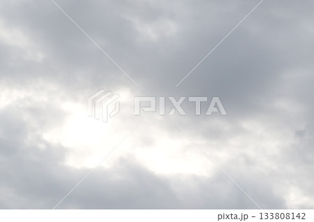 雲の隙間から見える光 133808142