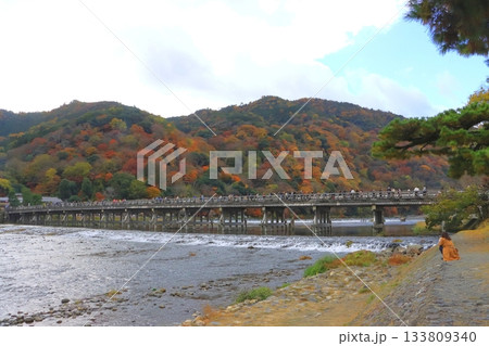 秋の渡月橋（嵐山・京都市） 133809340