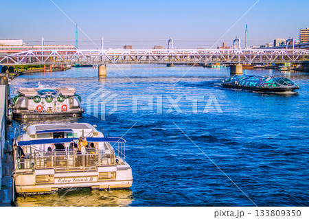 日本の東京都市景観 師走。インバウンド続く…エメラルダスやアーバンランチ、ヒミコ、特急列車などを望む 133809350