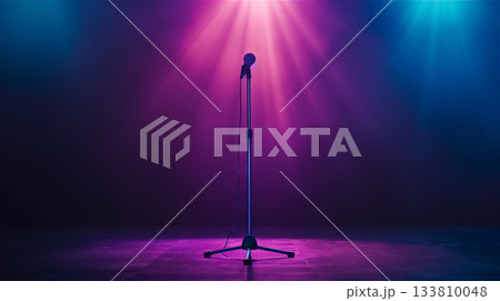 ステージ上のマイクとカラフルな照明 ステージ上のマイクとカラフルな照明 133810048