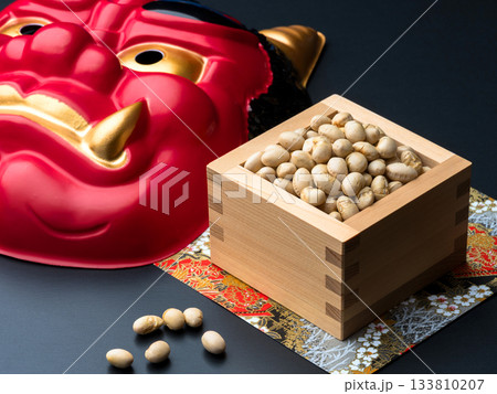 節分の豆まきと赤鬼のお面の静物イメージ 節分の豆まきと赤鬼のお面の静物イメージ 133810207