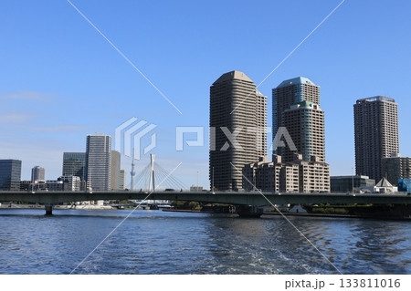水辺ラインの船から見た中央区佃の風景 133811016