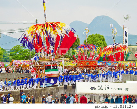 福岡県田川市の風治八幡宮川渡り神幸祭で彦山川に入る幟山笠 133811127